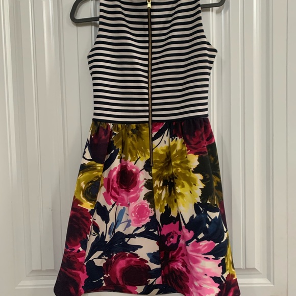 Taylor Pattern Dress with Pockets! - Picture 6 of 6